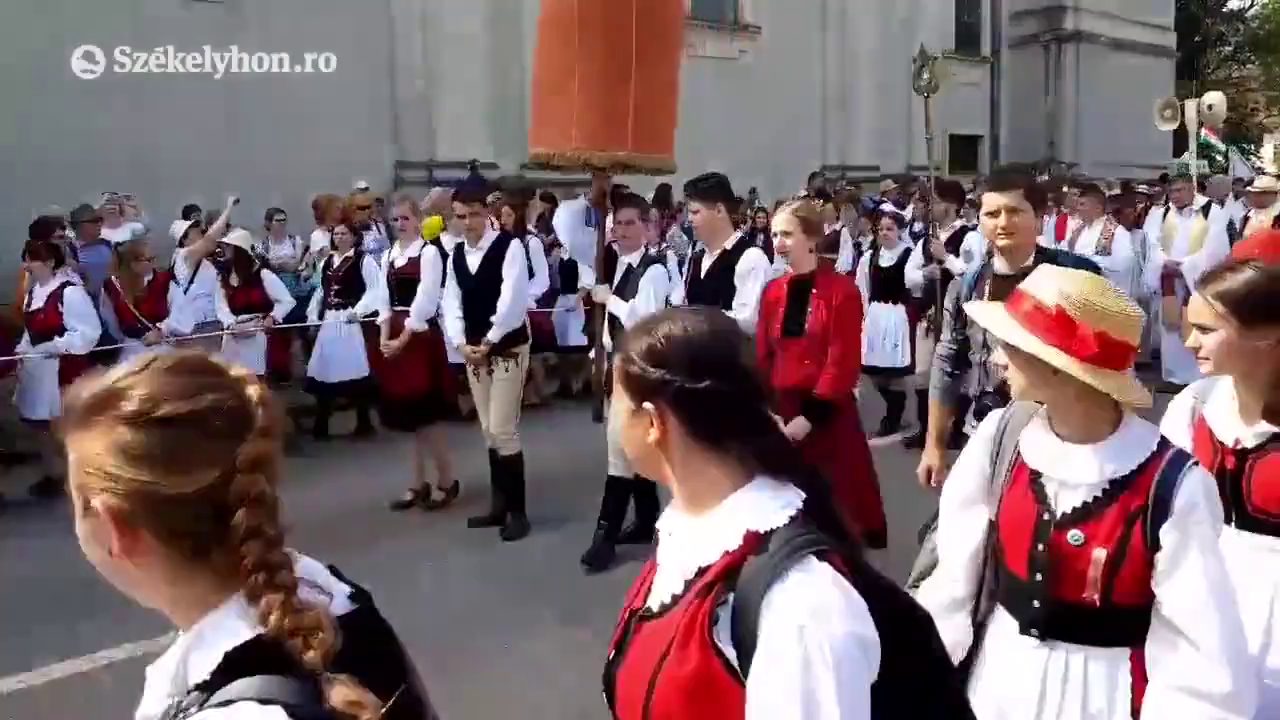 Zarándokok és a kordon vonulása a Hármashalom-oltárhoz