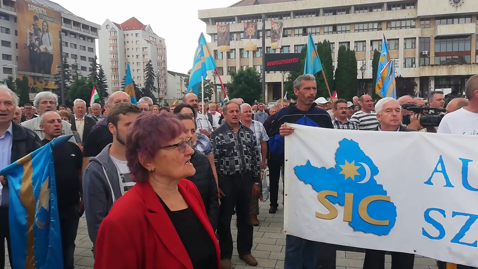 Himnuszéneklés a csíkszeredai úzvölgyés tüntetésen