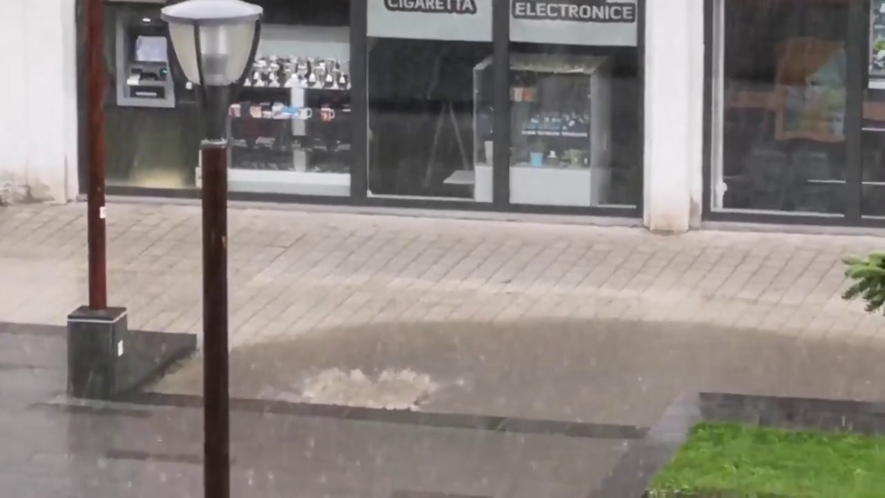Kanálisból feltörő víz
