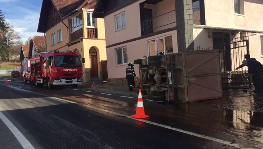 Felborult egy melaszt szállító teherautó