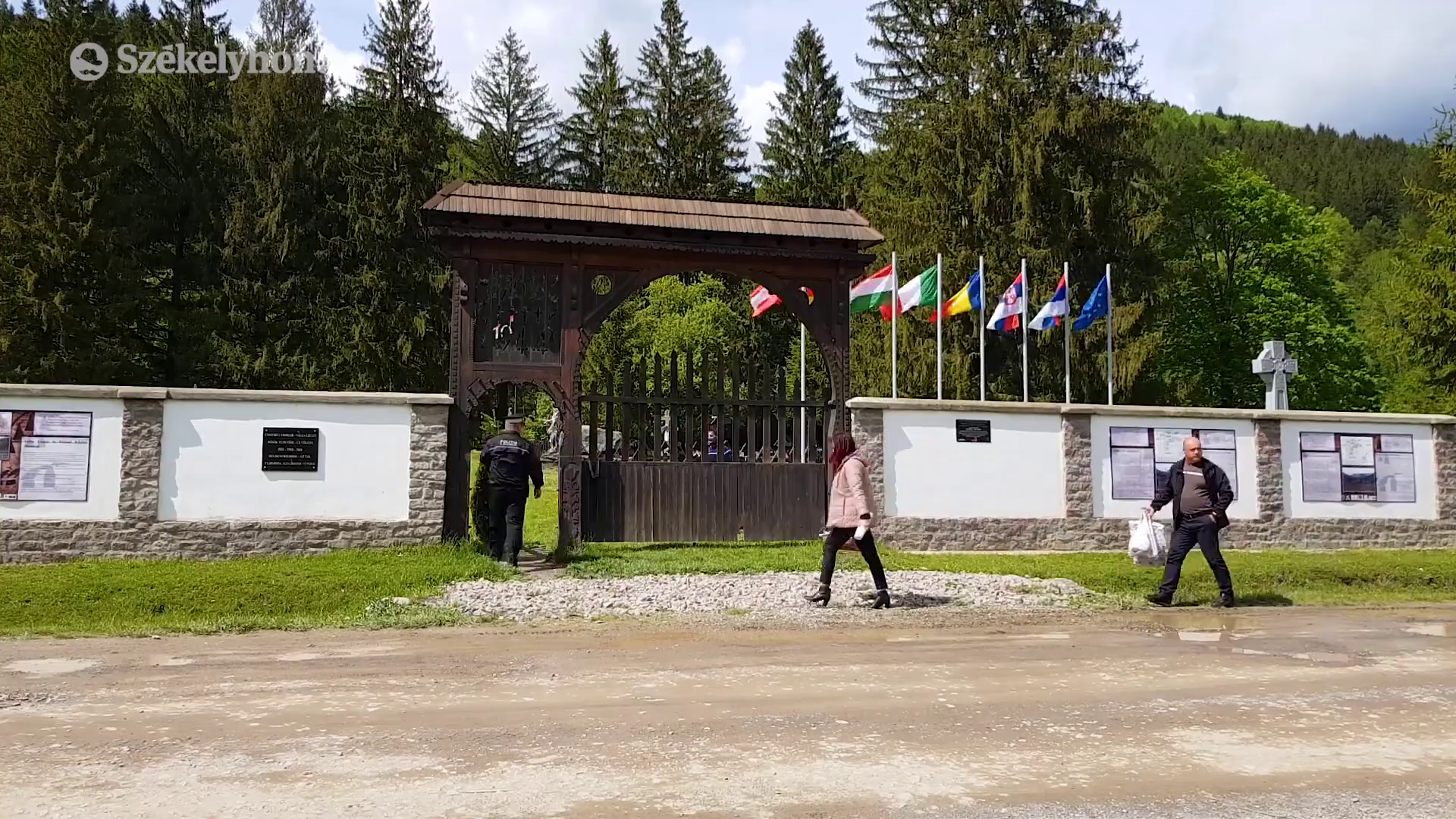A járványügyi intézkedésekre fittyet hányva ismét az úzvölgyi katonatemetőben ünnepeltek a románok