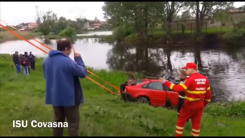 Folyóba csúszott egy gépkocsi