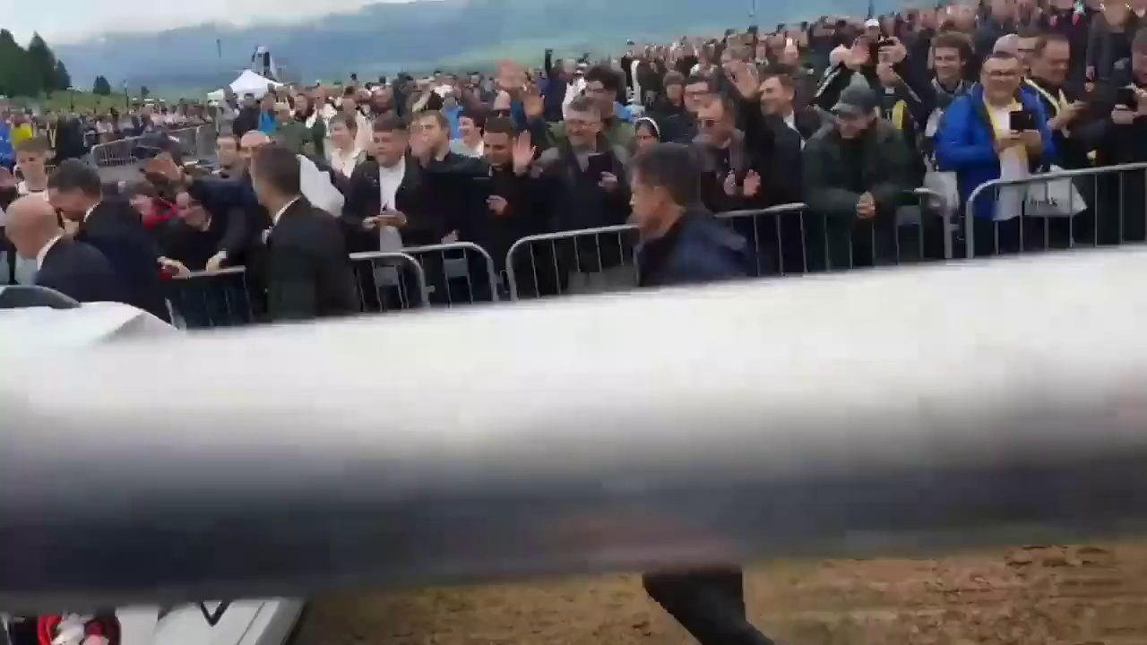 Ferenc pápa elhagyja a csíksomlyói nyerget