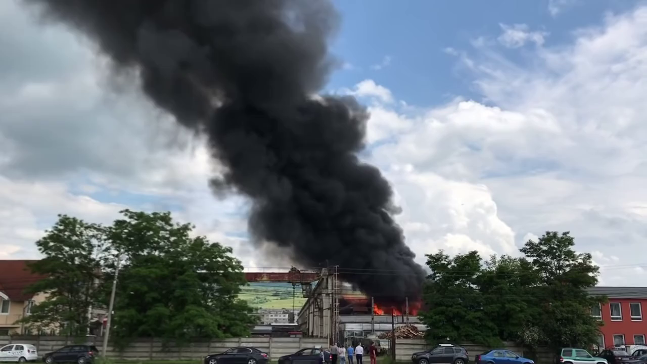 Ipari épületek gyúltak ki, hatalmas fekete füst gomolyog Székelyudvarhely fölött