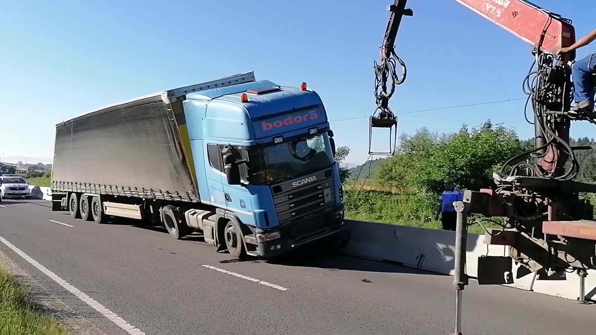 A betonfalon állt meg a teherautó