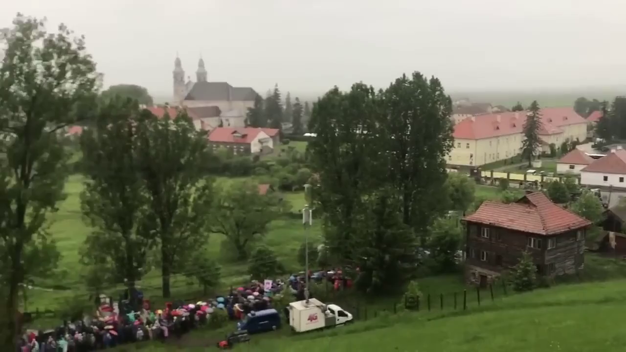 Zarándokok ezrei tartanak a csíksomlyói nyeregbe