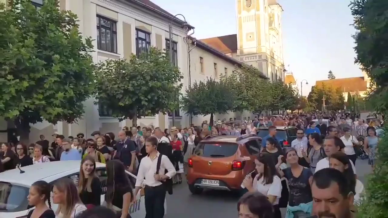 Felvonulnak a néptánctalálkozó résztvevői 2