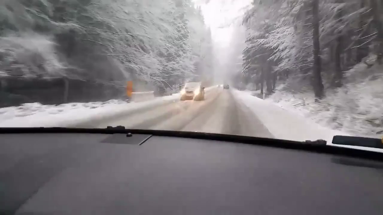 Közlekedés a havas úton Csíkszereda irányába