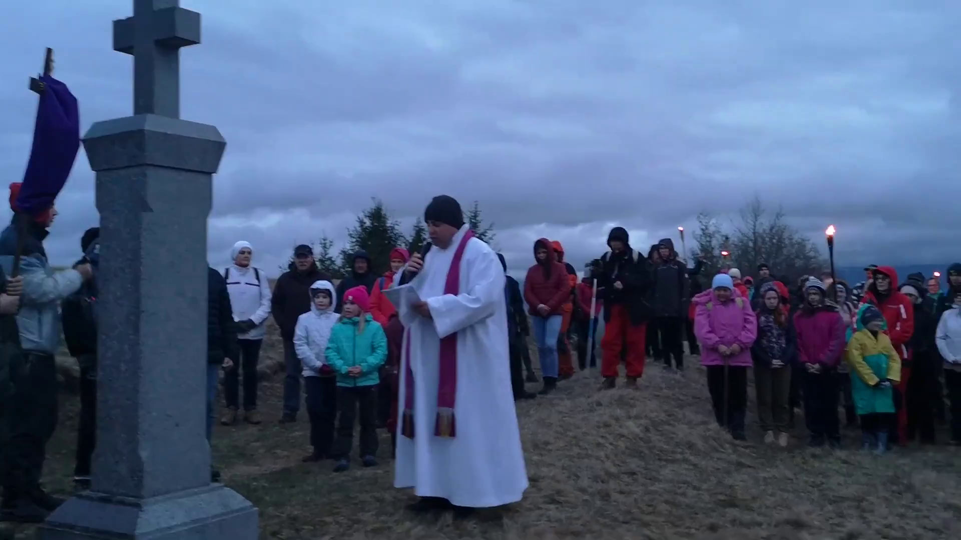 Fáklyákkal világították be nagyszerda estéjén a Csobot-hegyet