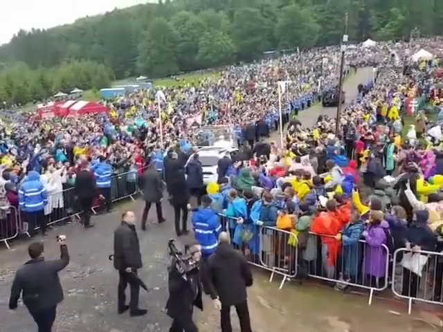 Hívek között Ferenc pápa Csíksomlyón