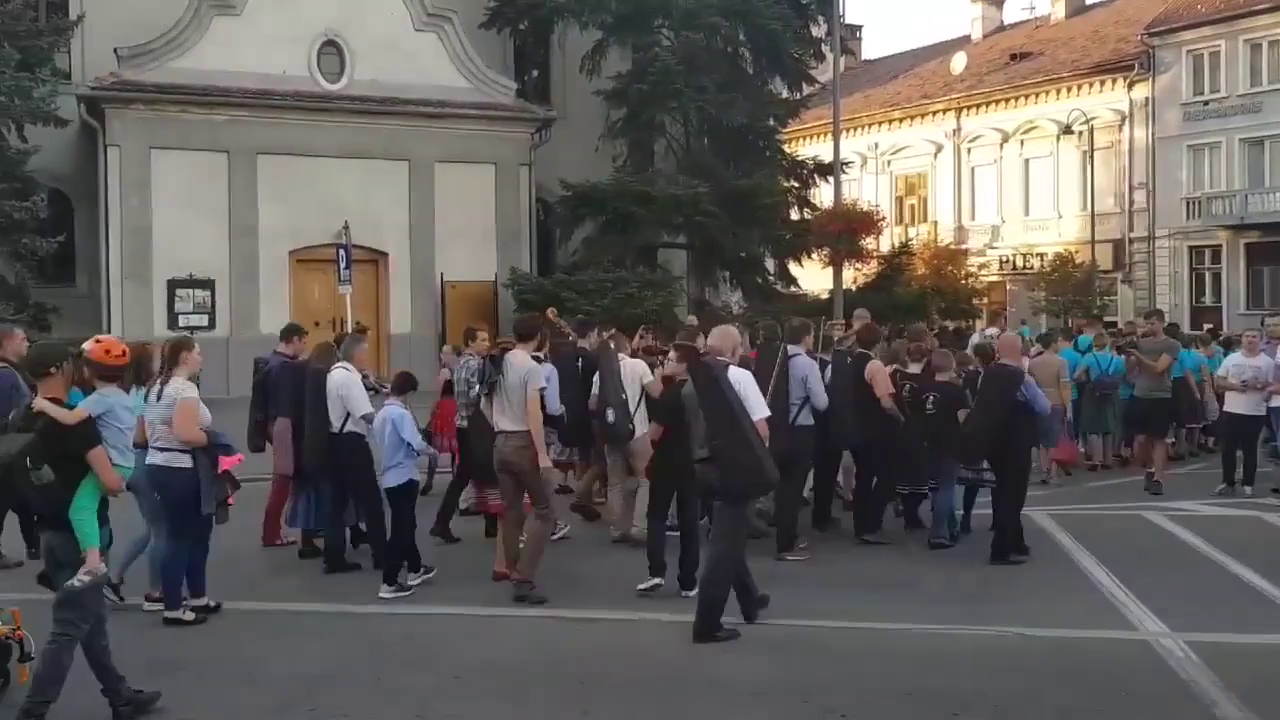 Felvonulnak a néptánctalálkozó résztvevői