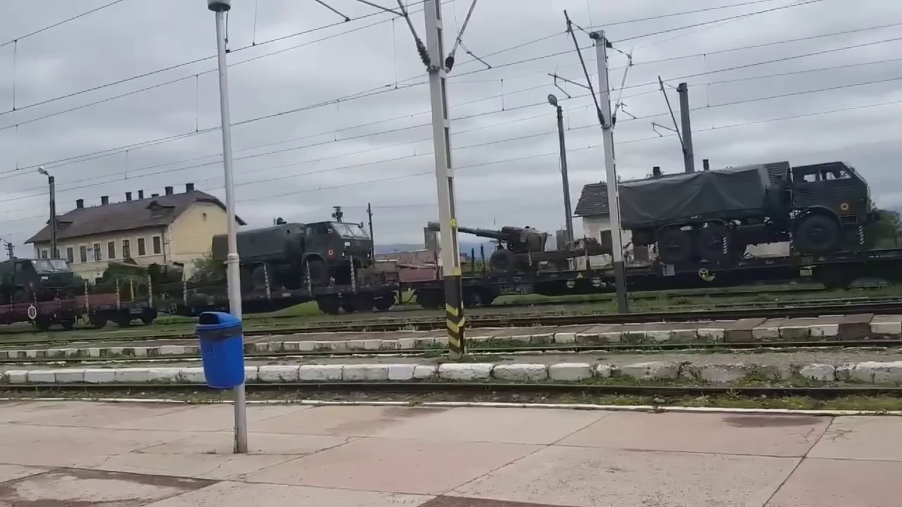 Katonai járműpark érkezik a vasúton