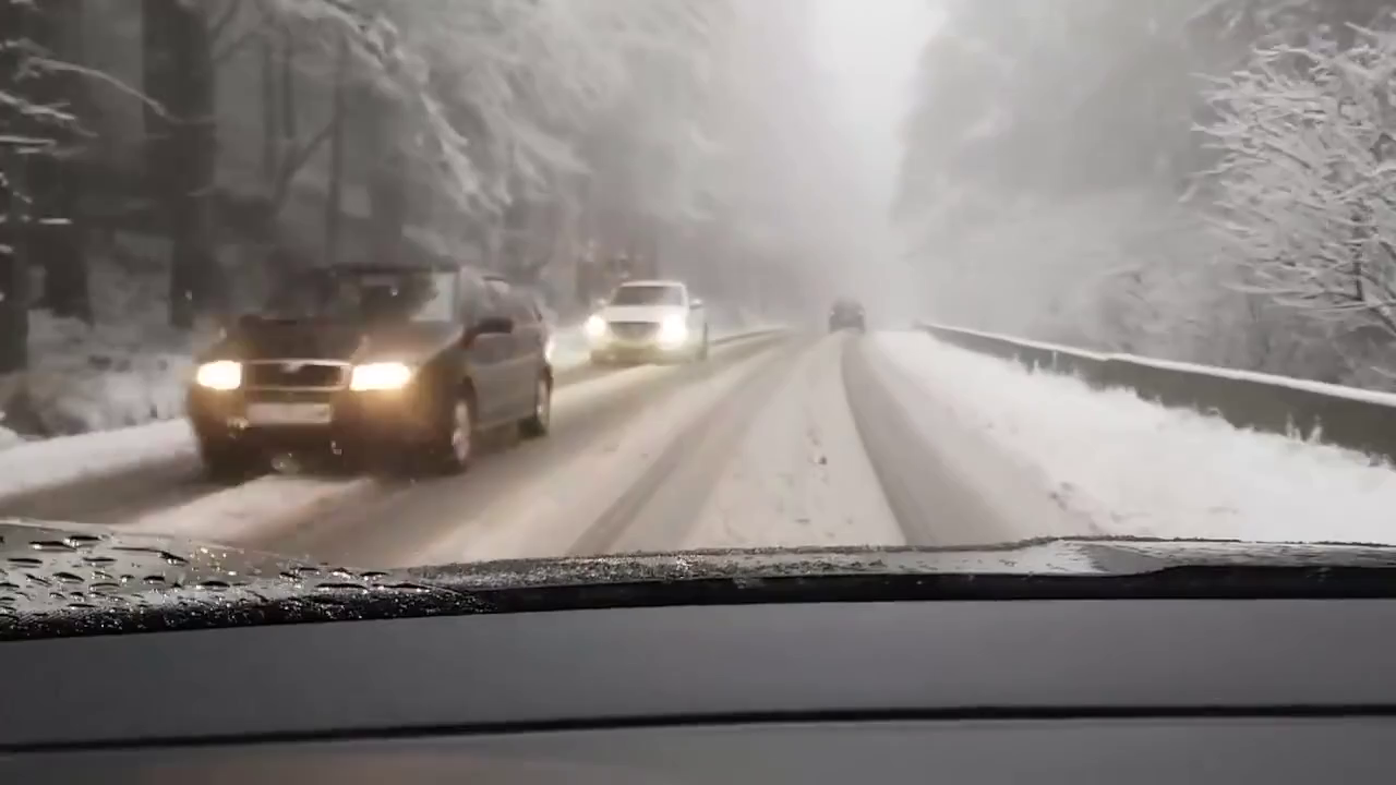 Húsvéthétfői havazás a 13A országúton