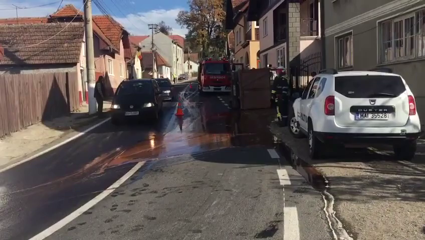 Felborult egy melaszt szállító teherautó-2