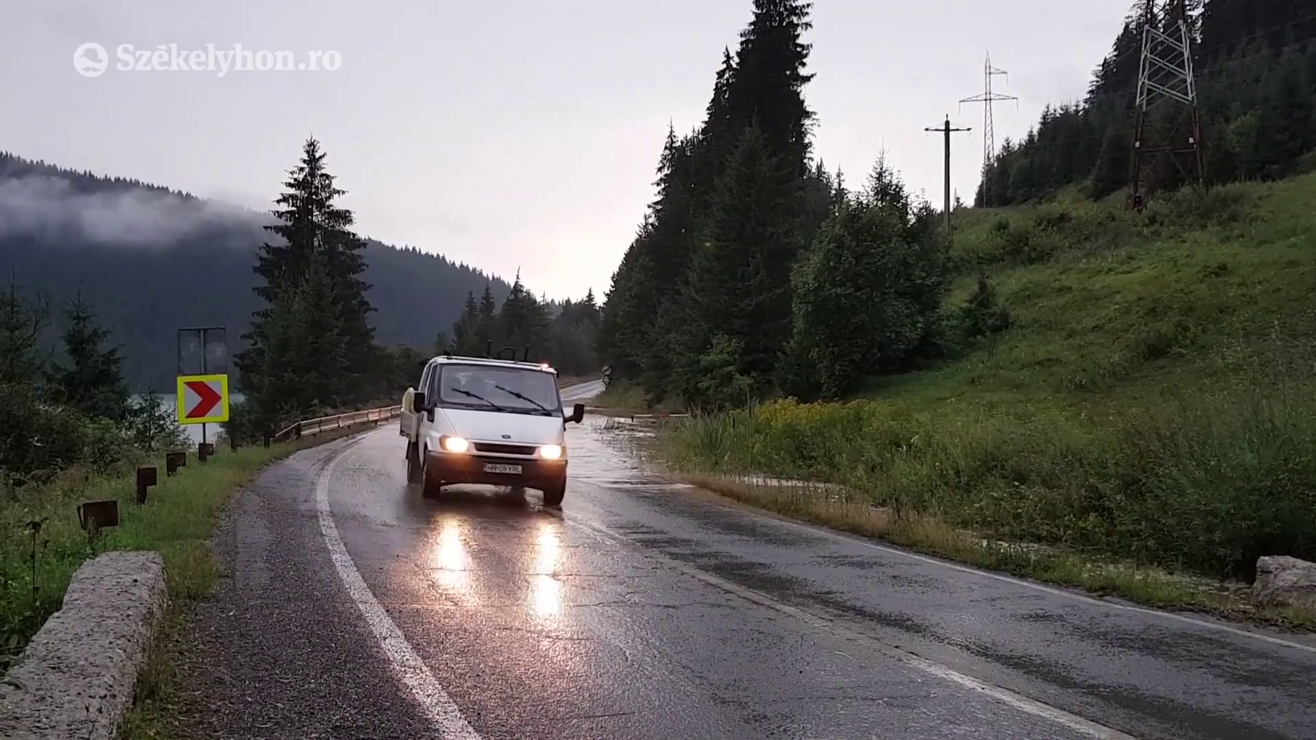 Forgalomkorlátozó vízátfolyás a 12A országúton
