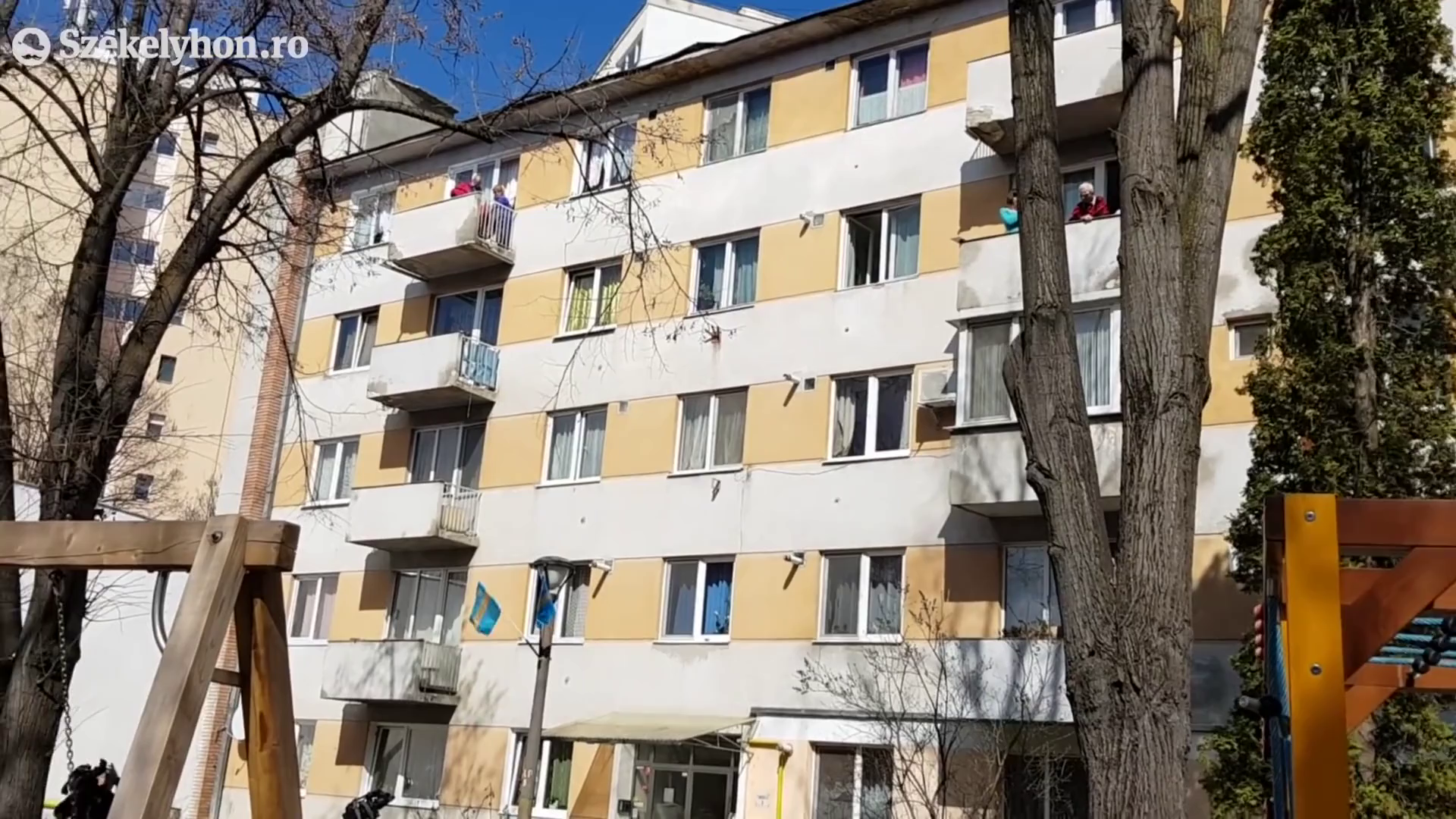 Himnuszéneklés erkélyről, hegedűkísérettel