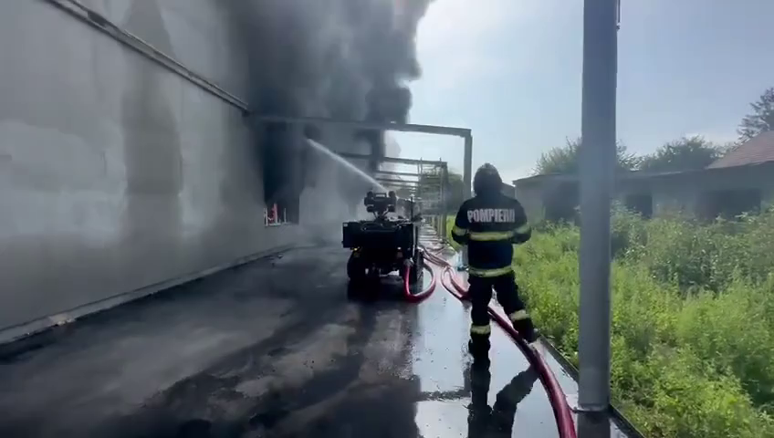 A tűzoltórobotot is bevetették a nyárádtői raktártűznél