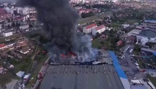 Magasra csapó lángok és hatalmas füst Csíkszeredában III.