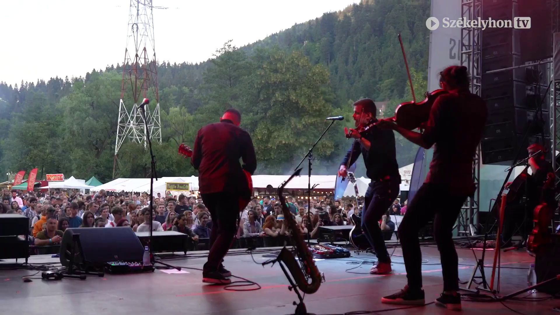 Megmozgatta a közönséget Szabó Balázs Bandája és a Honeybeast