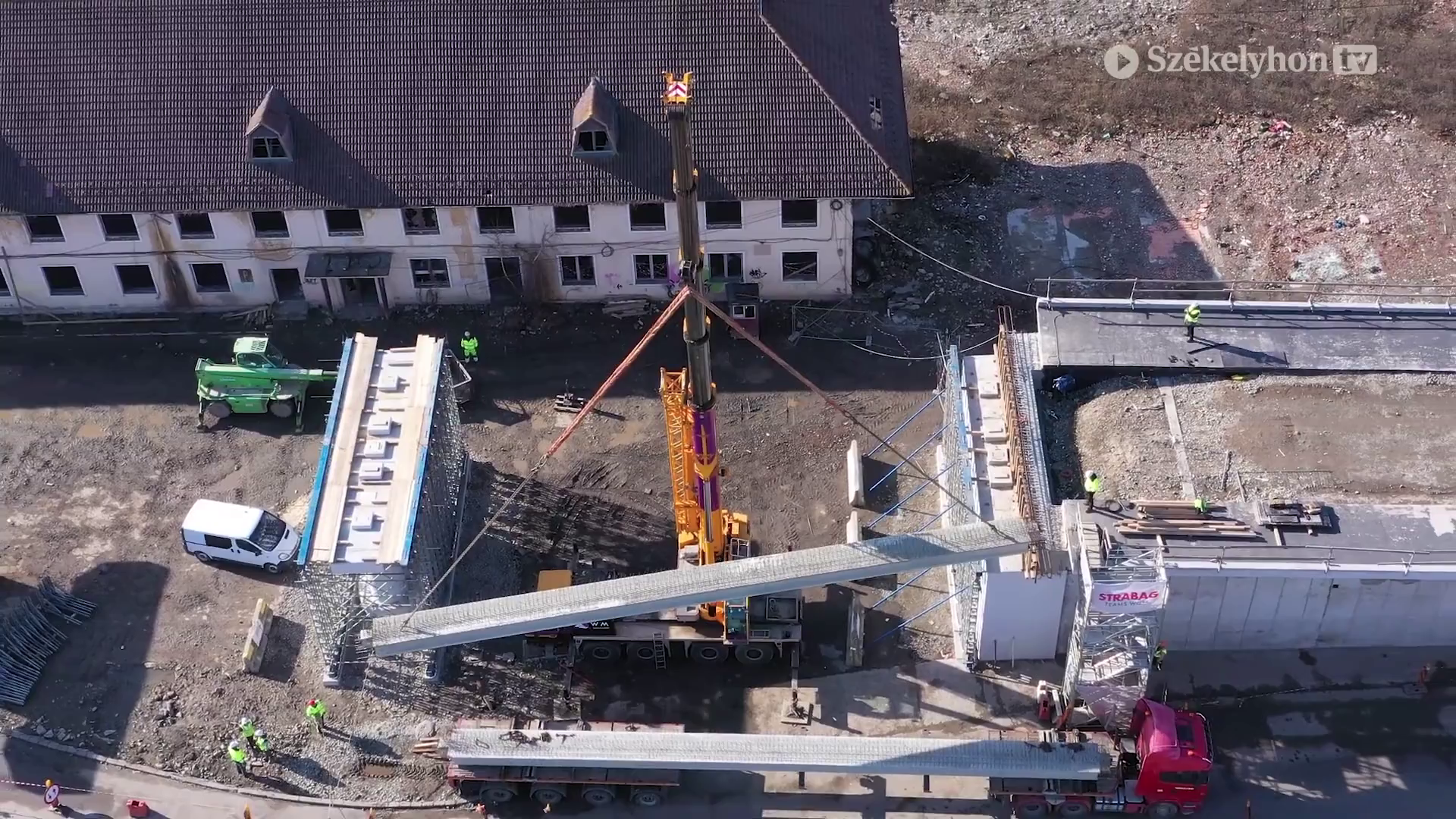 Helyükre kerültek a vasúti felüljáró első betongerendái