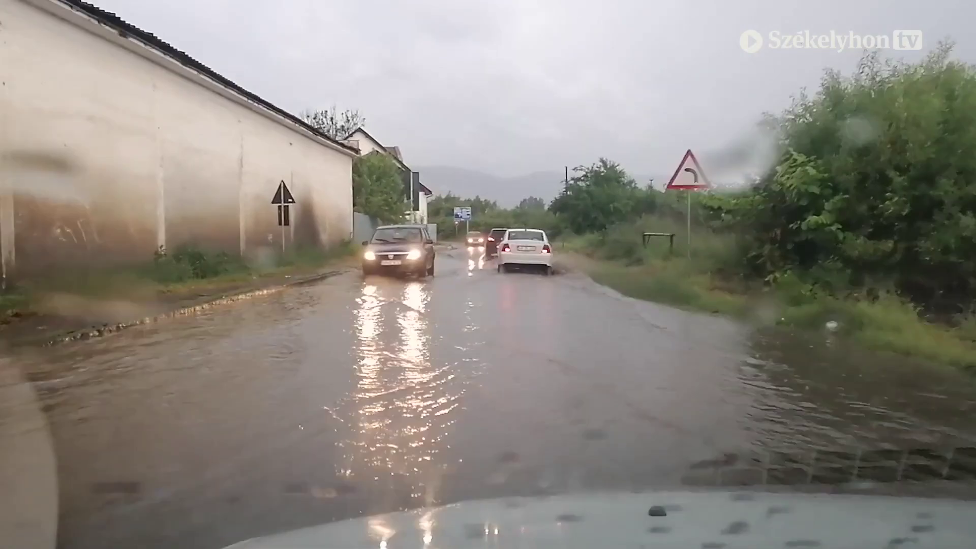 Elöntött utcák, áramszünet: nem kímélte a vihar Csíkszeredát