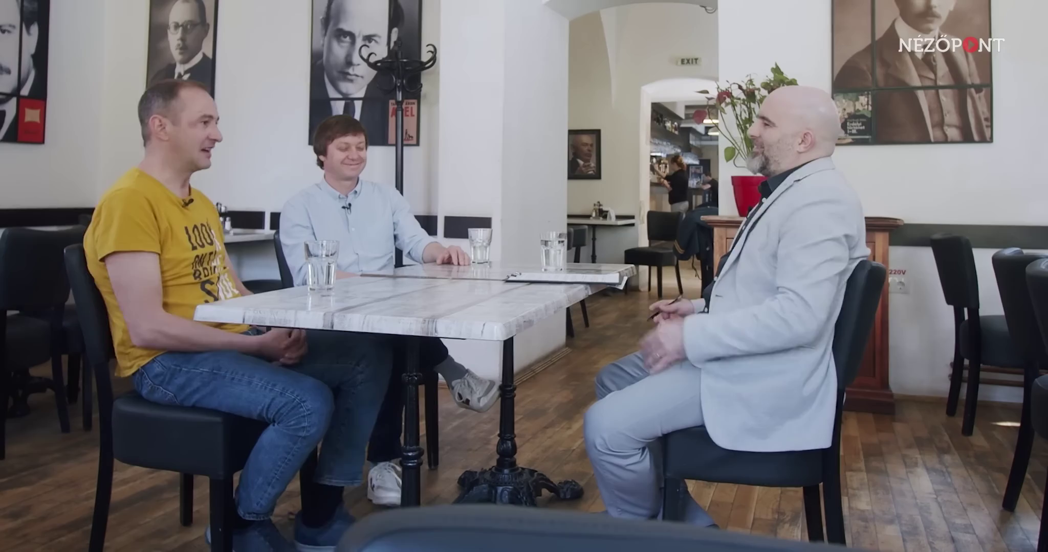 A humorista otthon nem viccel – húszéves a Szomszédnéni Produkciós Iroda
