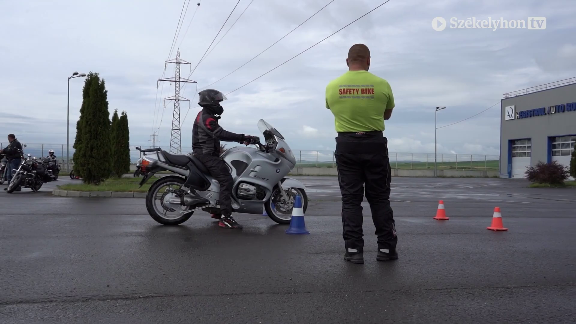 Vezetéstechnikai tréning Csíkszeredában: gyakorlott motorosoknak és újoncokkal is hasznos