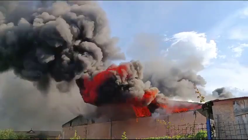 Magasra csapó lángok és hatalmas füst Csíkszeredában II.