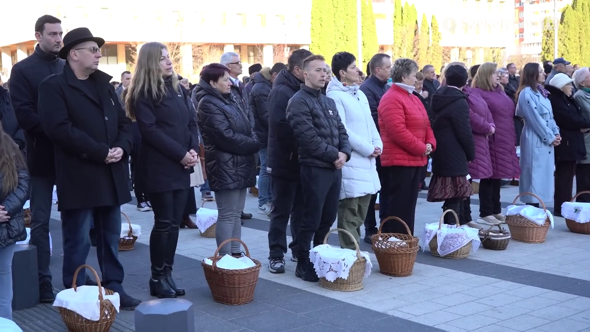Ezrek énekelték a magyar és a székely himnuszt Csíkszereda főterén húsvétvasárnap