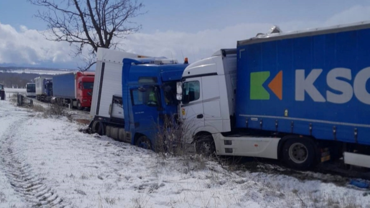 Több személygépkocsi is megrongálódott a kamionos balesetben Kápolnásfalu határában