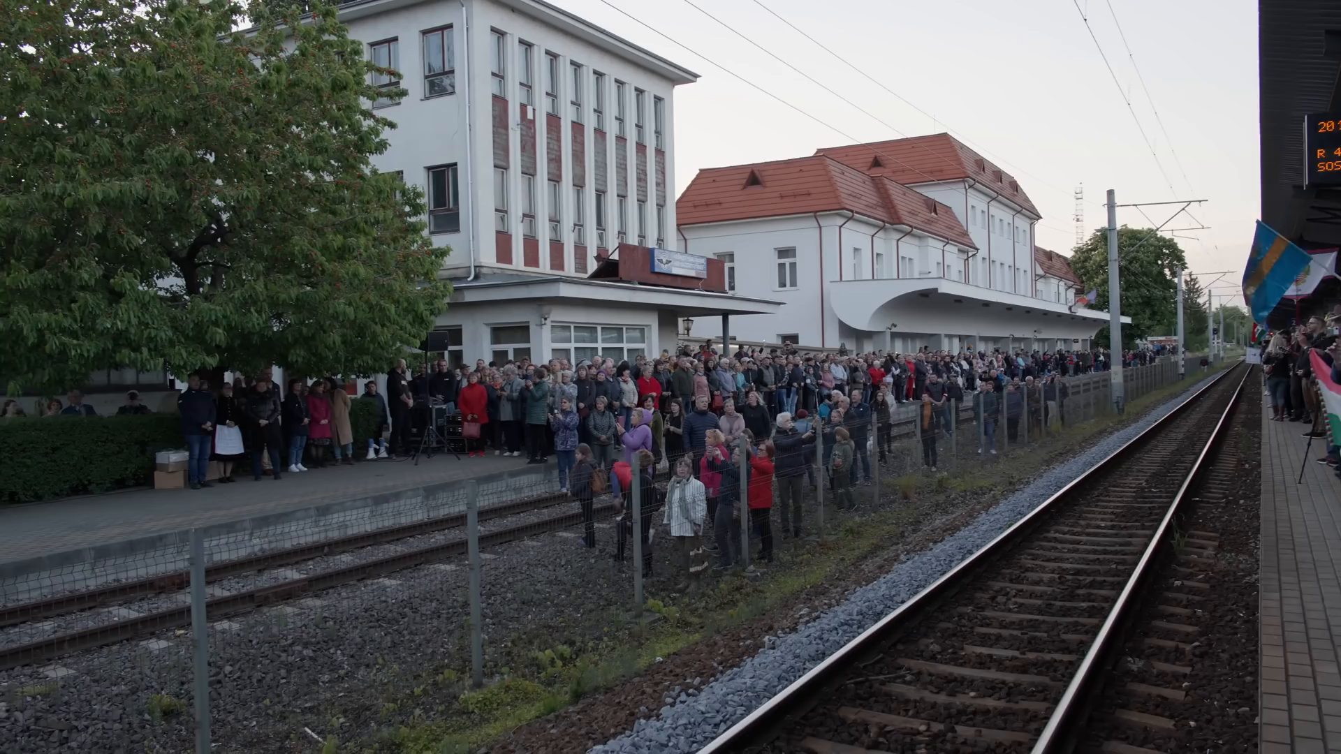 Székelyek ezreinek hangja kíséri az anyaországi zarándokokat Csíksomlyóra