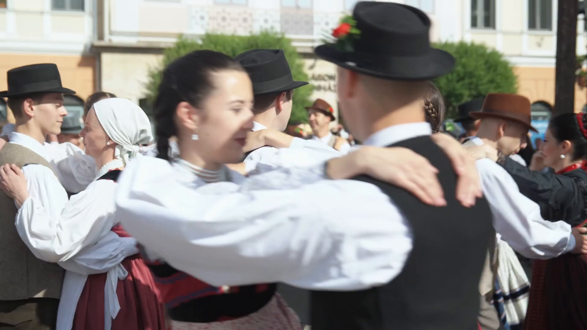 Egy ritmusra dobbant több mint száz erdélyi néptáncos szíve